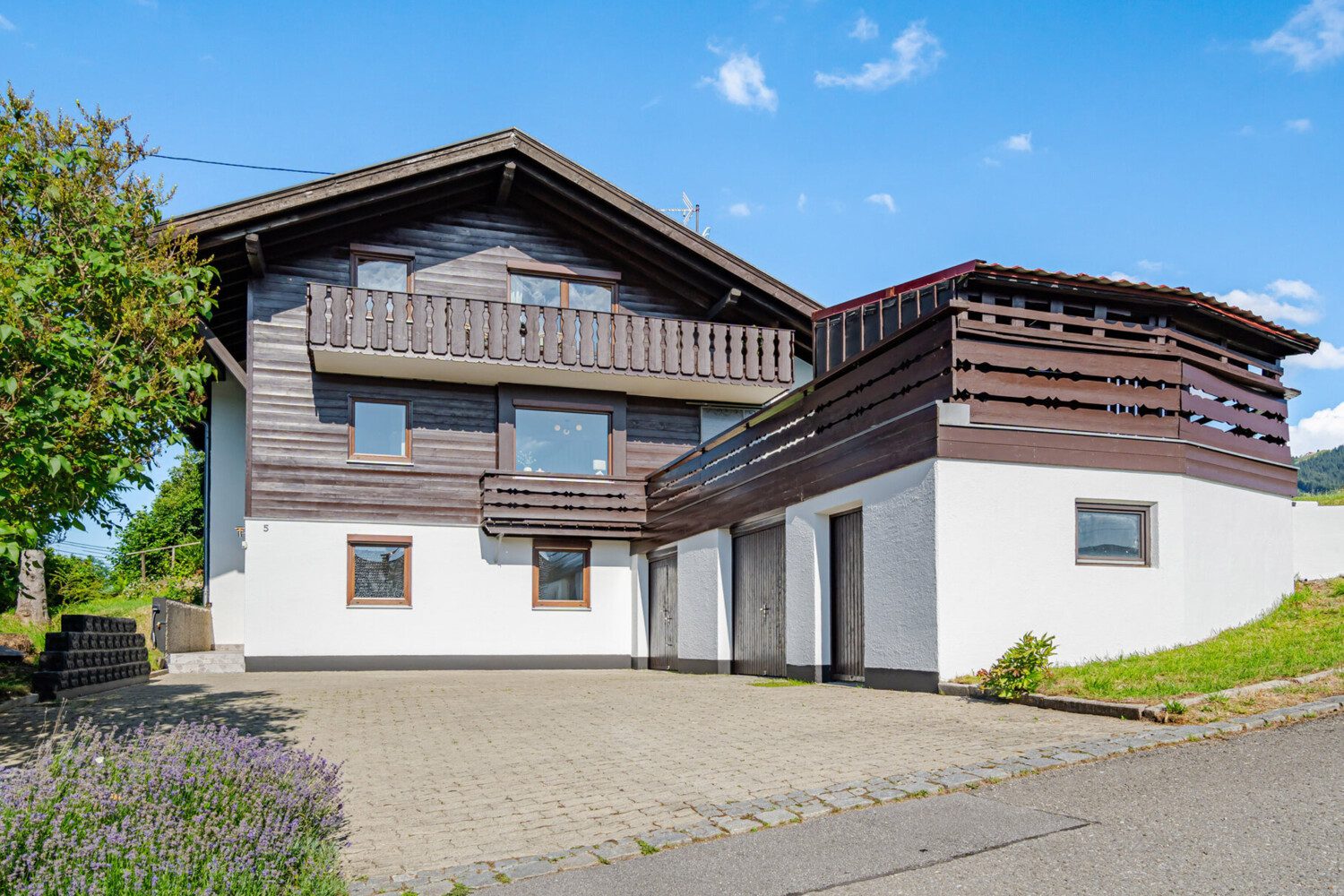 Großzügige Einfahrt