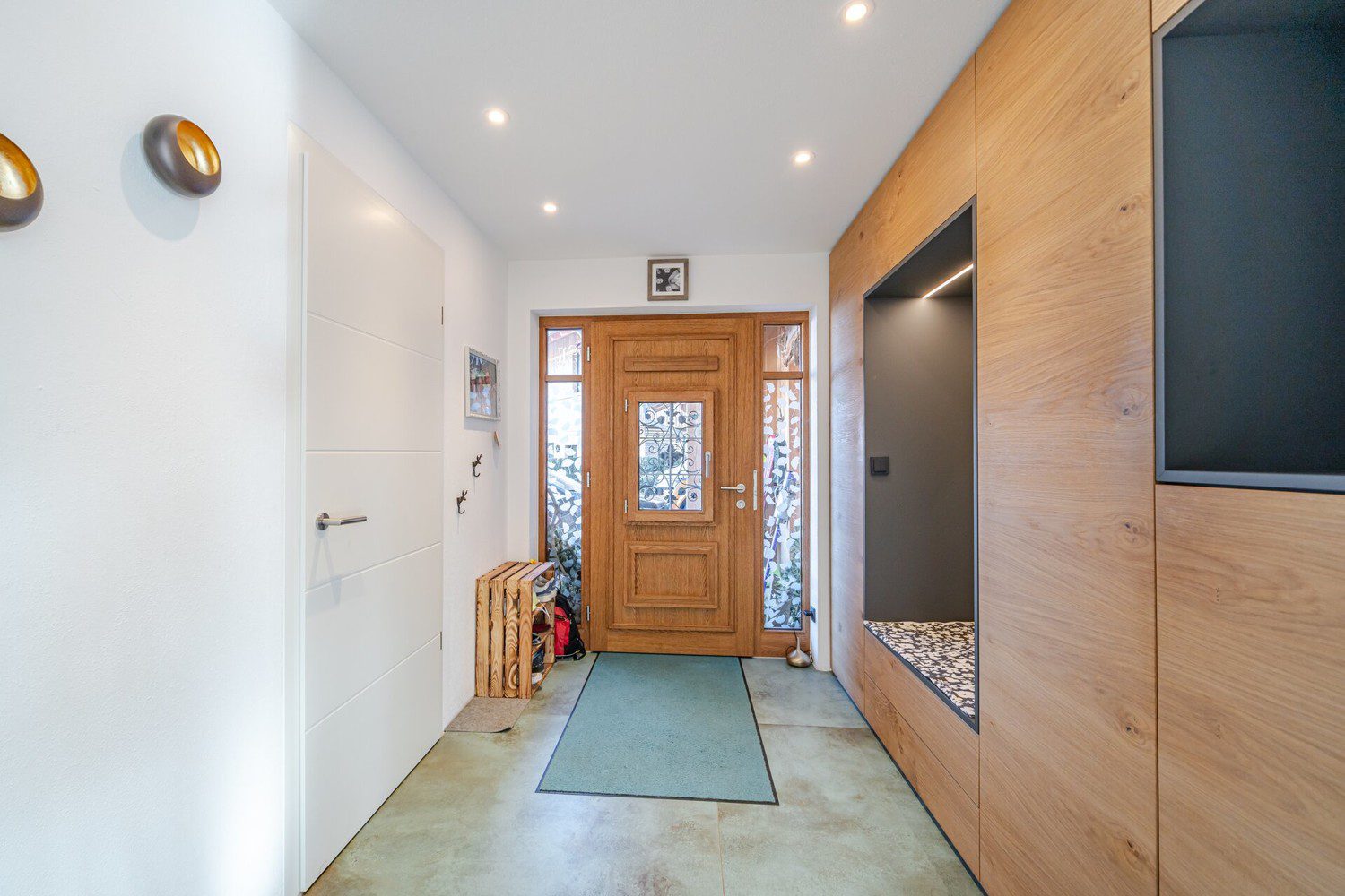 Eingangsbereich mit maßgefertigter Garderobe