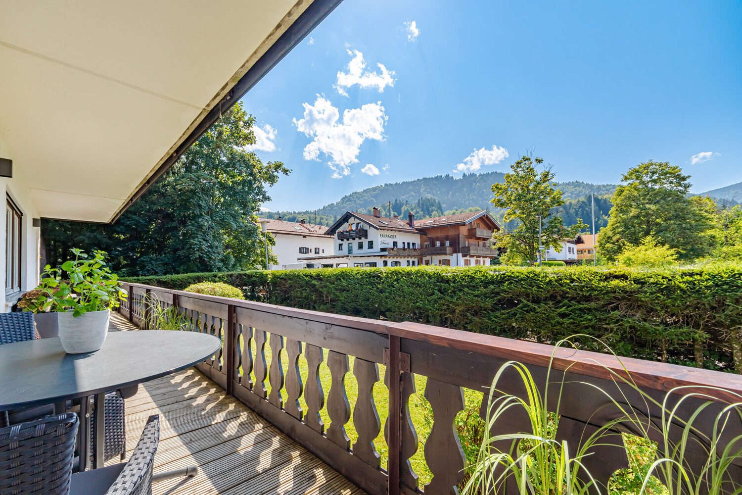 Westbalkon mit Bergblick