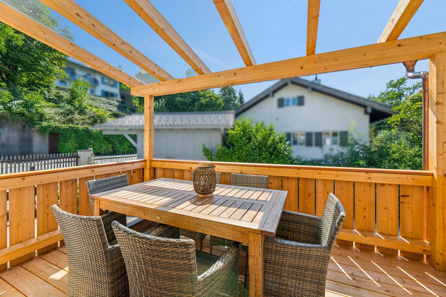 sonnige Balkonterrasse