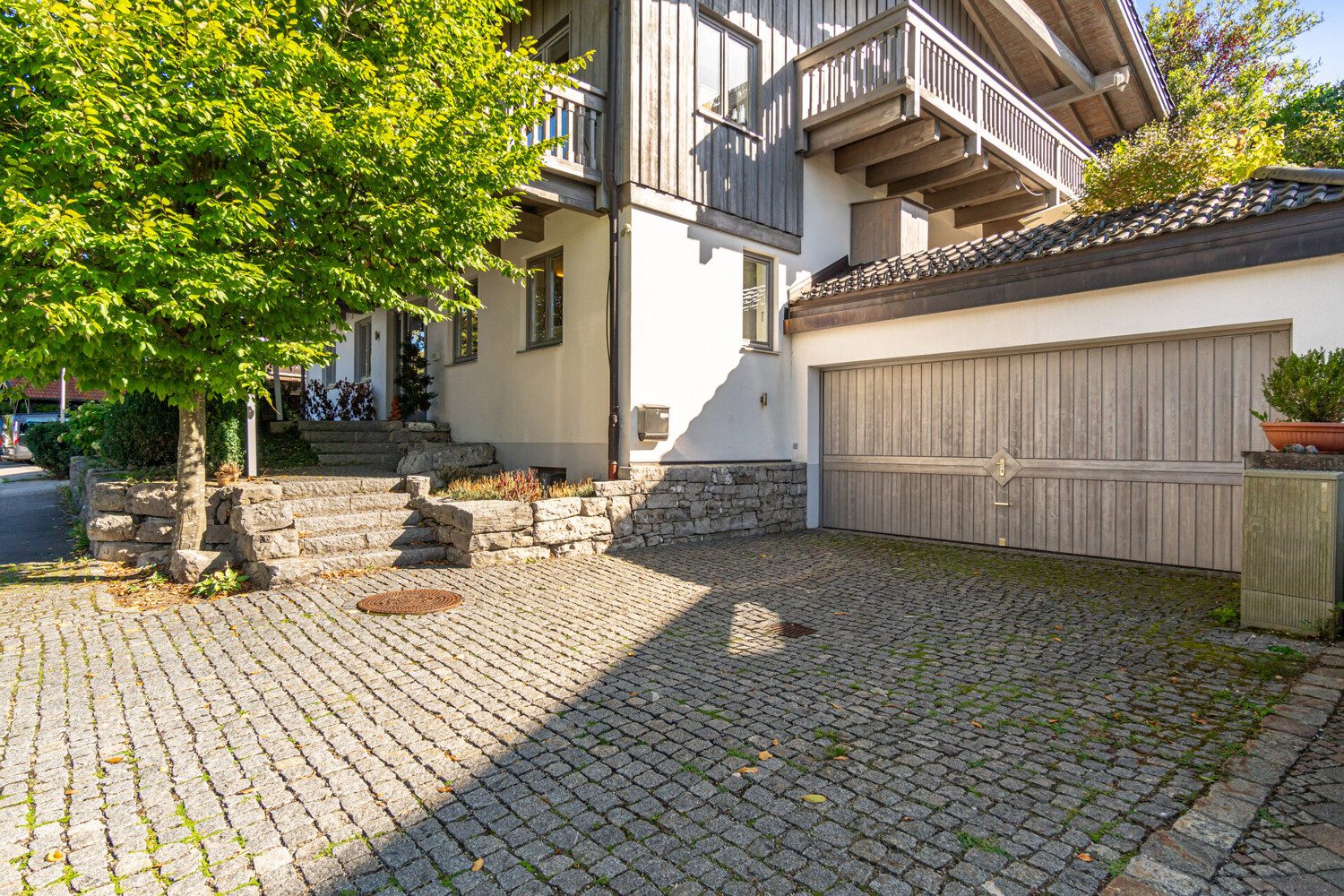 Einfahrt & Garage